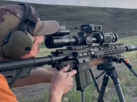 Теплове зображення людини та техніки через сенсор 640×512 під час спостереження на великій дистанції