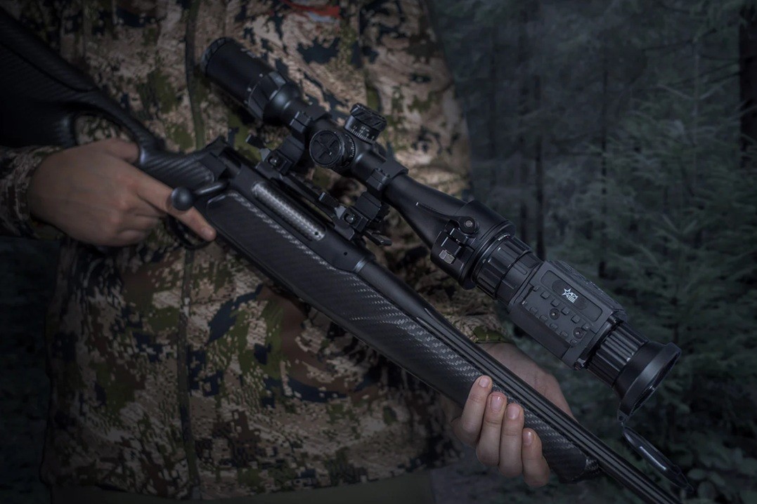 AGM Rattler TC50-640 на гвинтівці під час нічного контролю відкритої місцевості