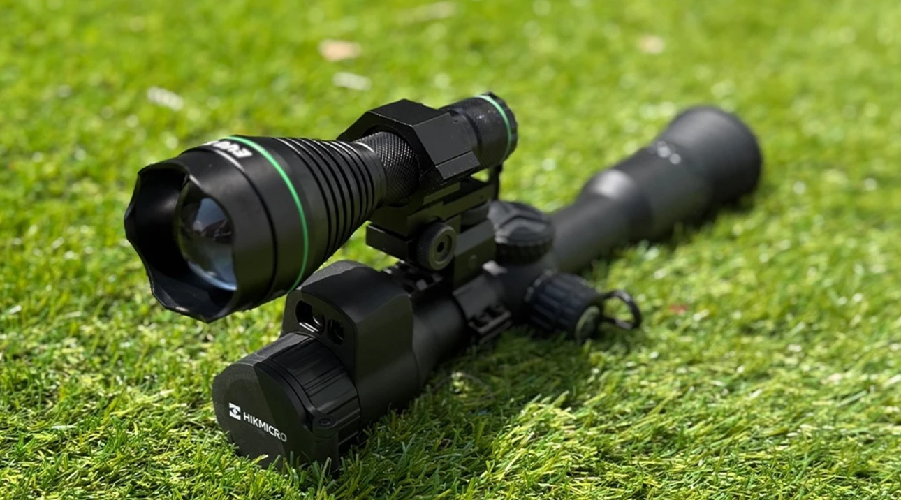 HikMicro ALPEX 4K Lite A40EL LRF із кріпленням та додатковим інфрачервоним підсвічуванням для нічної роботи