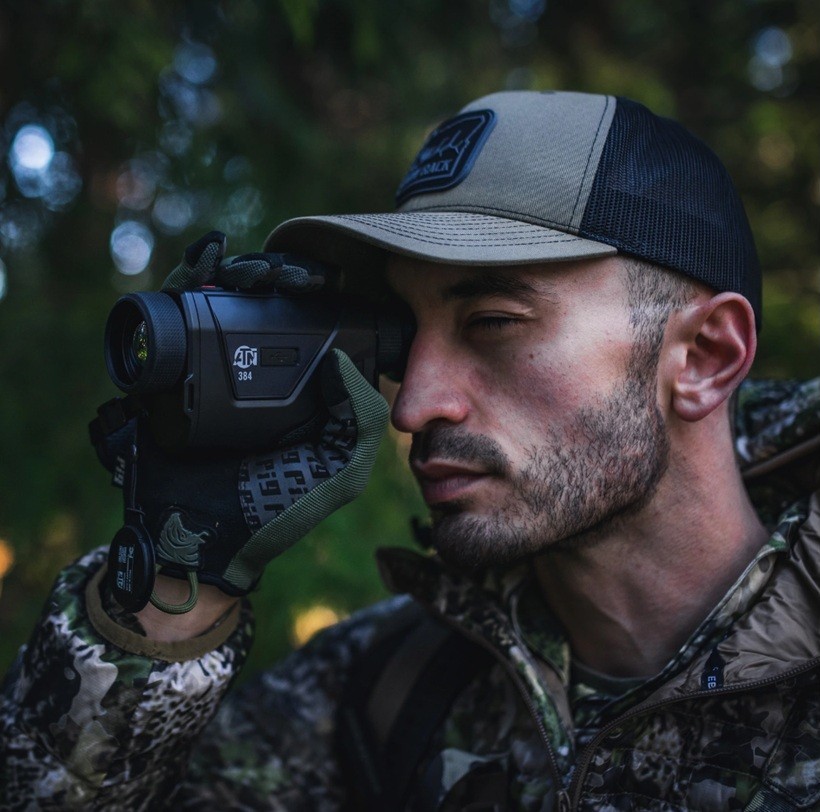 Тепловізор ATN BlazeHunter 335 під час нічного спостереження за відкритою місцевістю