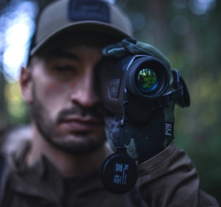 Тепловизор ATN BlazeHunter 335 LRF во время наблюдения за открытой местностью в ночное время