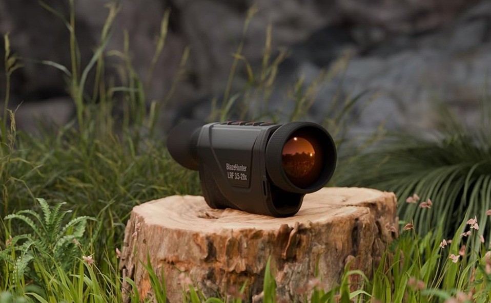 Тепловизор ATN BlazeHunter 650 LRF во время ночного наблюдения на открытой местности