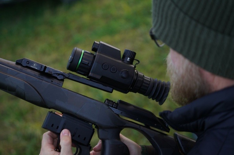 Приціл нічного бачення HIKMICRO CHEETAH C32F-SL на зброї під час роботи в умовах недостатнього освітлення