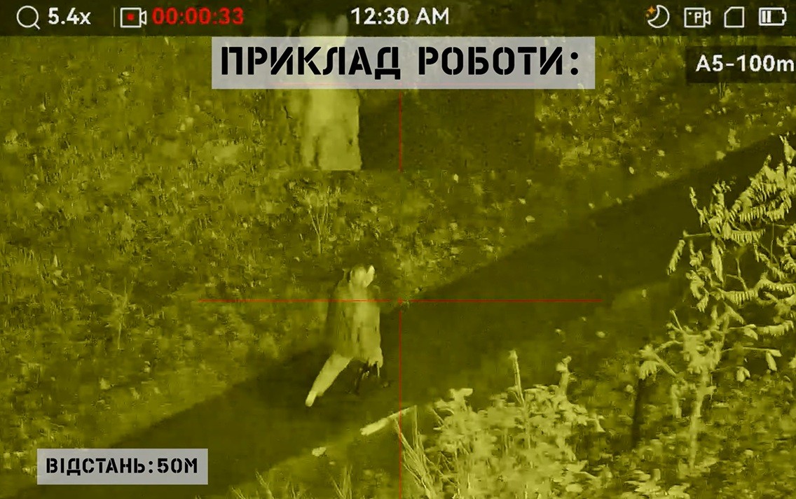 HikMicro CHEETAH C32F-SN в полевой конфигурации с креплением и дополнительными аксессуарами