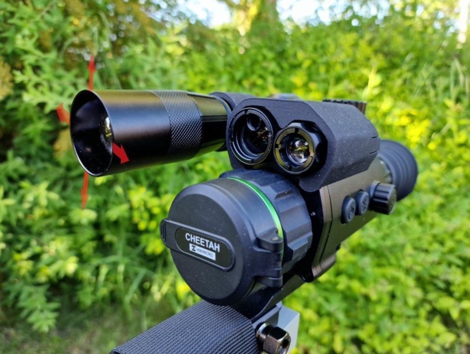 Приціл нічного бачення HikMicro CHEETAH C32F-SNL на зброї під час використання в нічних умовах