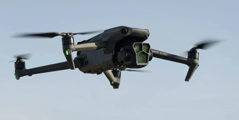 Квадрокоптер DJI Mavic 3 Fly More Combo в польоті