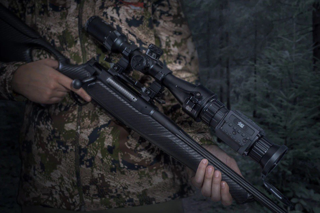 AGM Rattler TC50-640 на винтовке во время ночного контроля открытой местности