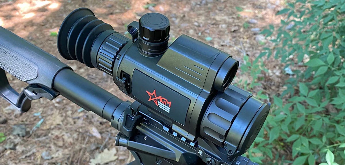 Тепловізійний приціл AGM Varmint на карабіні під час нічного спостереження