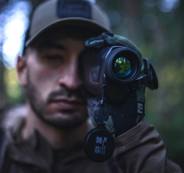Тепловізор ATN BlazeHunter 335 LRF під час спостереження за відкритою місцевістю у нічний час