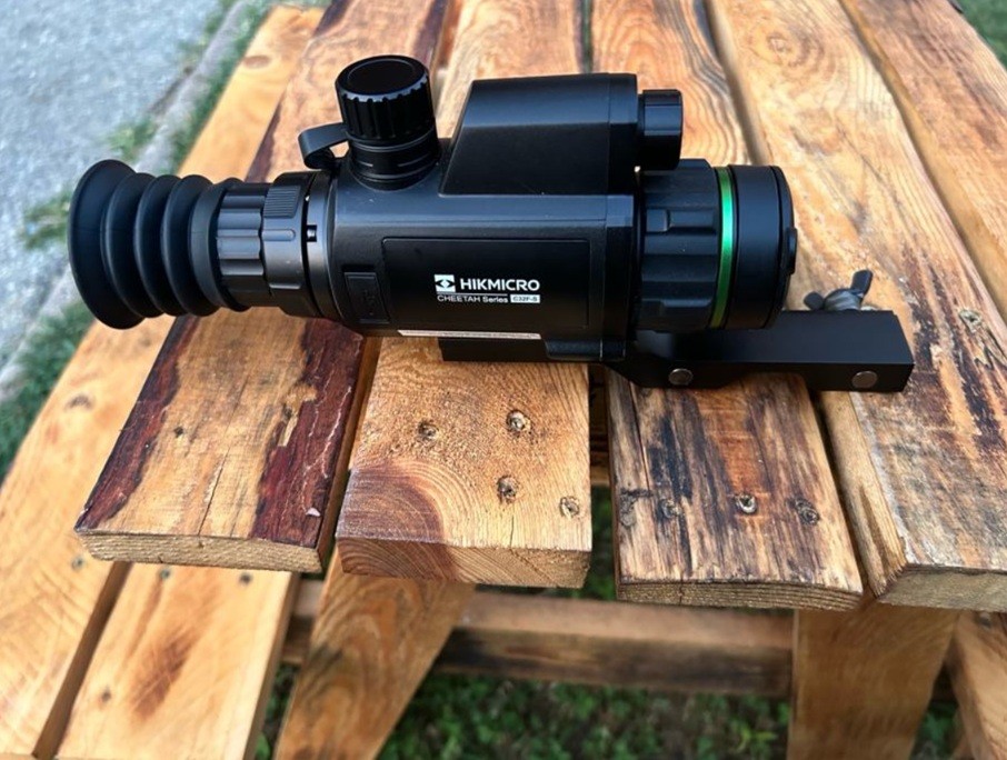 Приціл нічного бачення HikMicro CHEETAH C32F-S на зброї під час роботи в нічних умовах