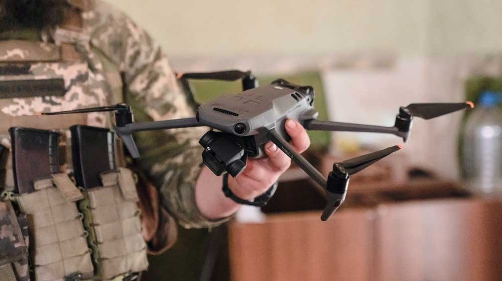 Оператор DJI Mavic під час аеророзвідки