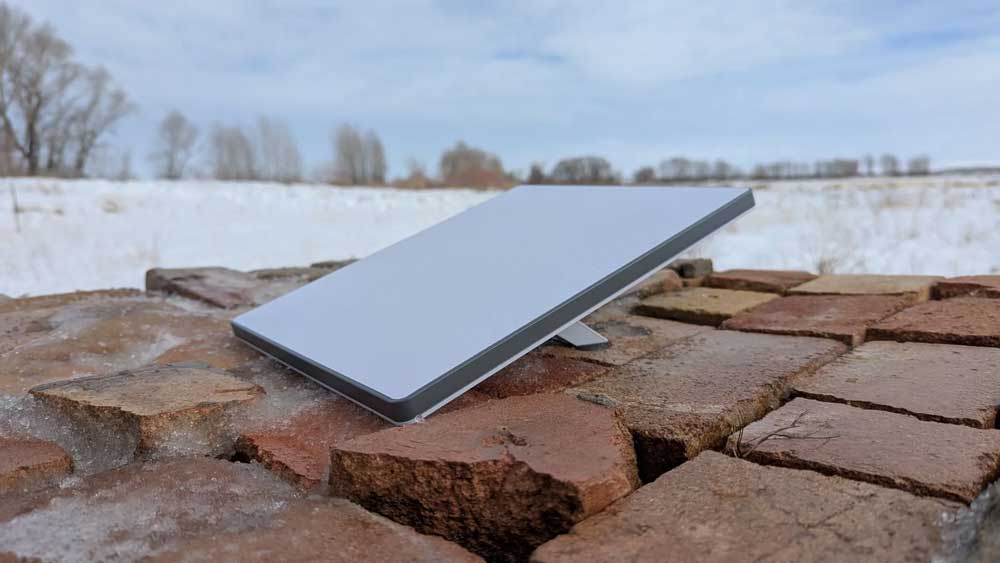 Компактний термінал Starlink Mini під час роботи в польовому таборі
