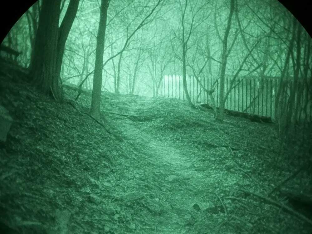 Работа прибора ночного видения во время передвижения в лесу