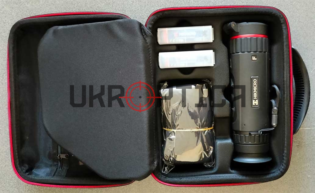 Тепловізійний монокуляр HikMicro Falcon FH25 у руках користувача