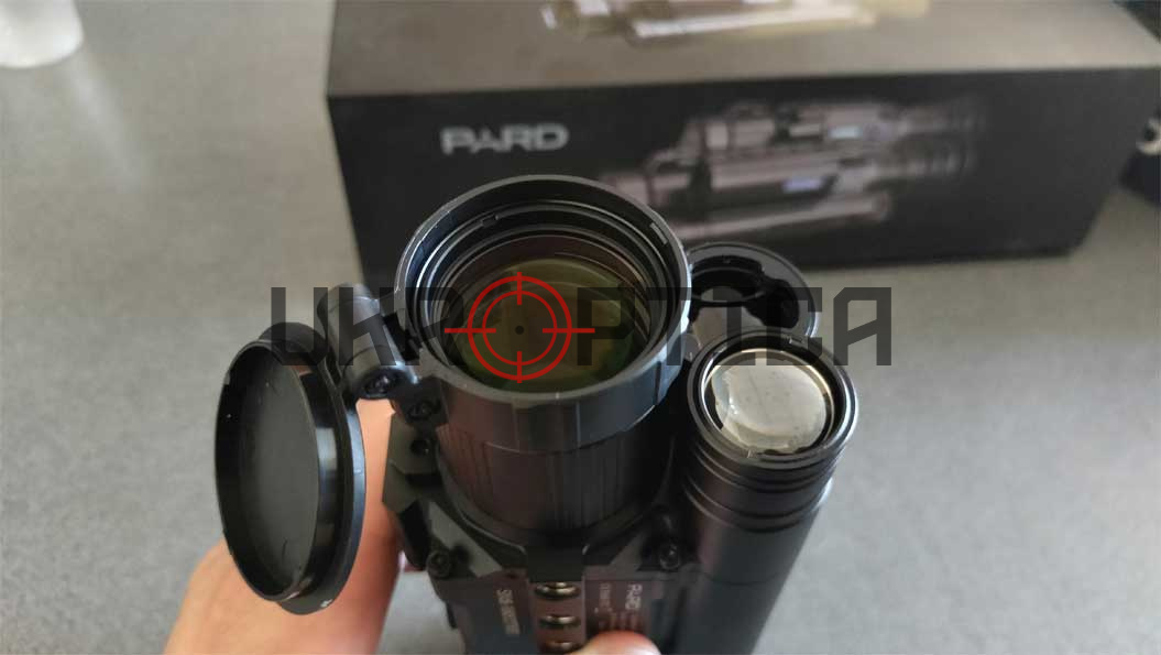 Бічна панель кріплення та ергономіка прицілу Pard NV008S LRF